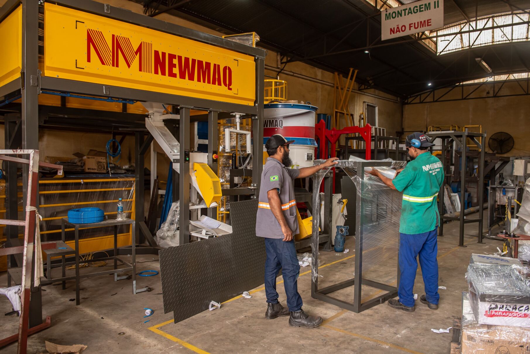 Linha de montagem de equipamentos agroindustriais na fabrica NEWMAQ