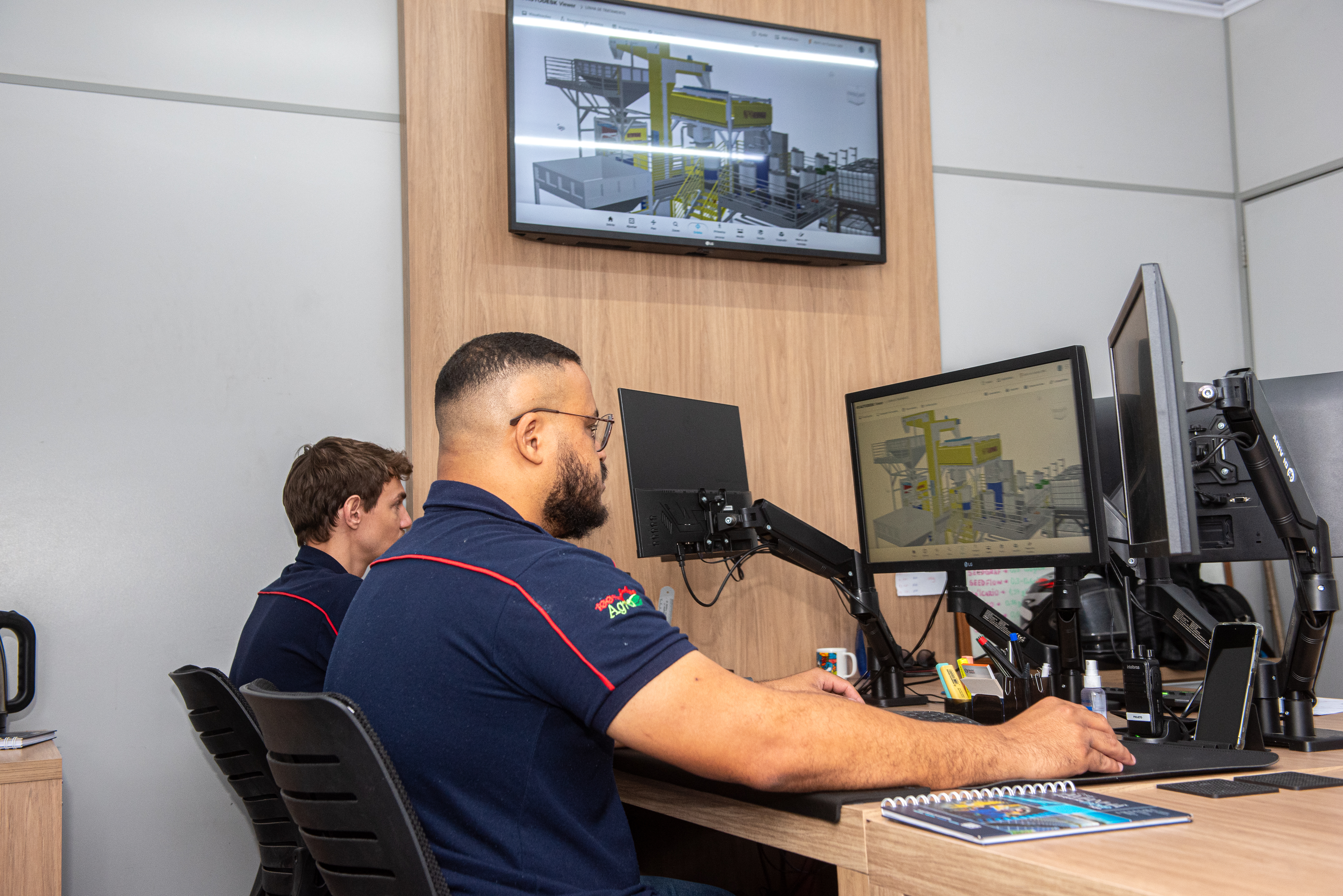 Engenheiros NEWMAQ supervisionando instalação de equipamentos