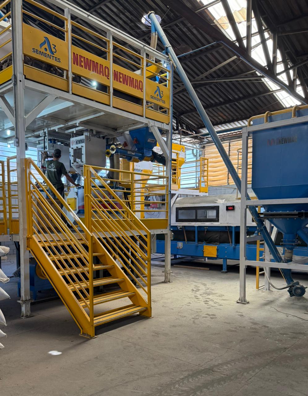 Equipamento de revestimento NEWMAQ em operacao