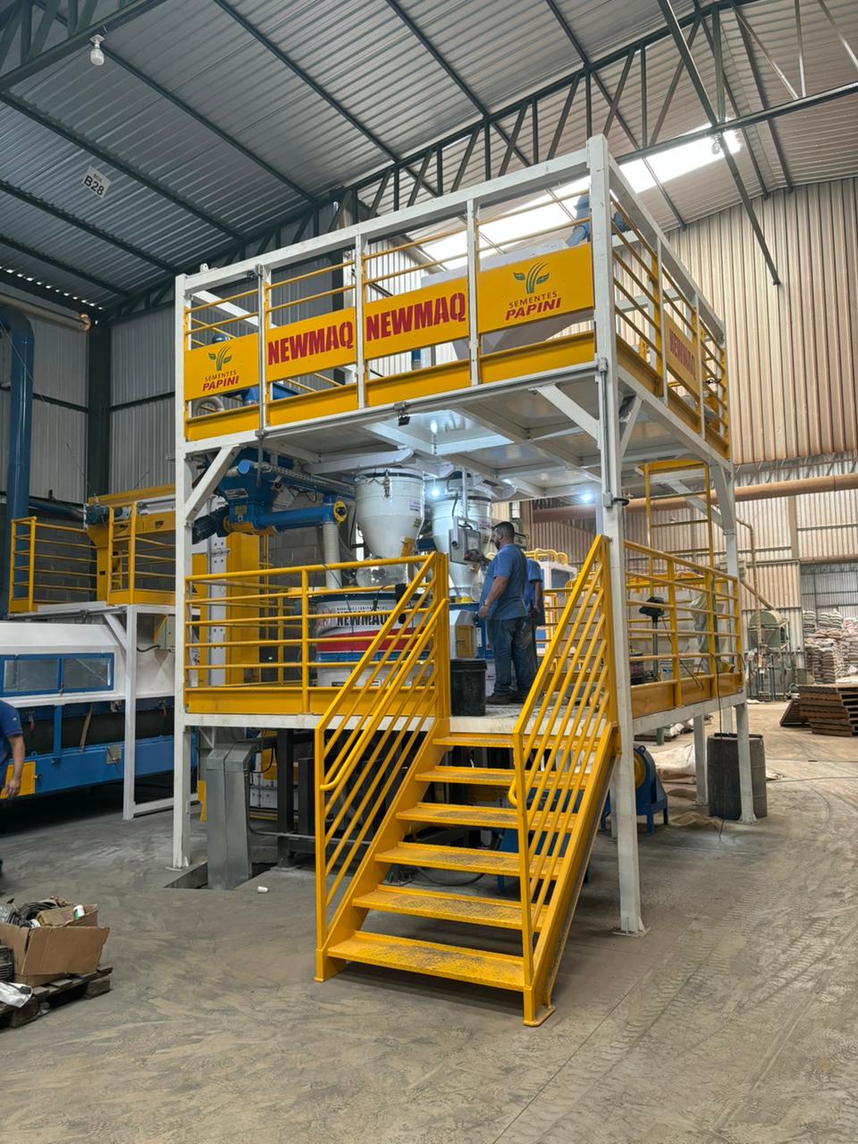 Linha de revestimento NEWMAQ com estrutura industrial